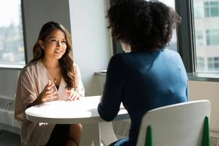 2 femmes qui discutent lors d'un entretien