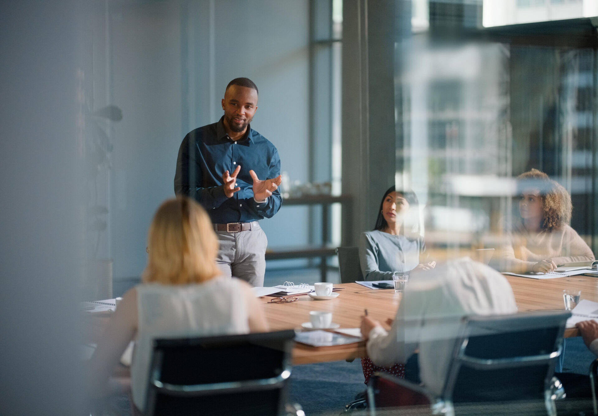 Homme d'affaires : réunions et discussions dans des bureaux, salles de réunion, espaces de collaboration ou ateliers. Dirigeant : formations et présentations pour le mentorat, le coaching et la stratégie en matière de travail d'équipe et de planification avec des start-ups