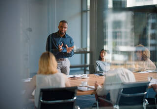 Homme d'affaires : réunions et discussions dans des bureaux, salles de réunion, espaces de collaboration ou ateliers. Dirigeant : formations et présentations pour le mentorat, le coaching et la stratégie en matière de travail d'équipe et de planification avec des start-ups