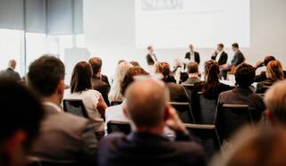 Entretien, table ronde, débat lors d'un salon professionnel et présentation.