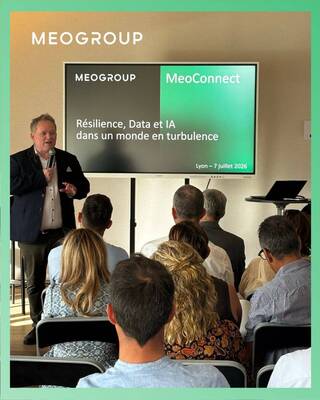 Speaker presenting resilience, data and AI challenges at MEO’Connect Lyon